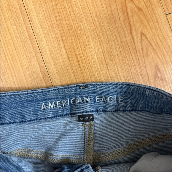 American Eagle Distressed Light/Medium Wash Mom Jeans Size 16 SHORT - Picture 4 of 6